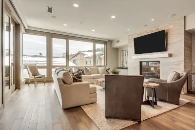 Premium Five Bedroom Suite 5 Apartment Hotel by Redawning Hotels in 