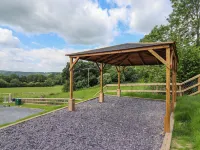 Valley Lodge 4 - North Wales Eco Lodges فنادق في Llantysilio