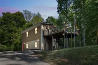 Puzzle Peak 3 Bedroom Cottage Hotels in Nashville