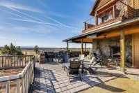 Mountain-view Cabin Near Trails in Powell Butte! - WiFi