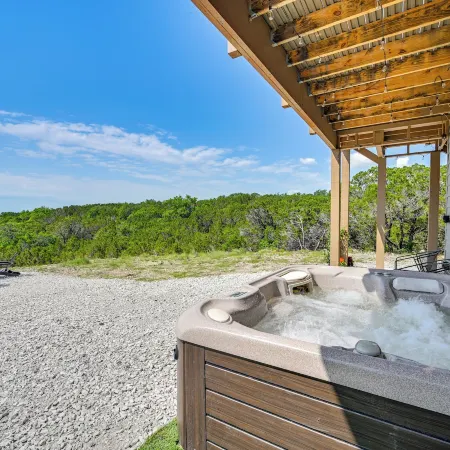 Hot Tub & Valley Views: Hidden Gem in Texas