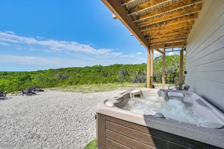 Hot Tub & Valley Views: Hidden Gem in Texas