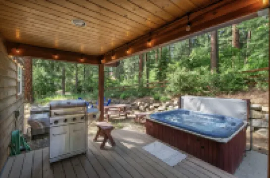 Just Plain Getaway 3 Bedroom Home by NW Comfy Cabins by RedAwning