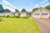 Family Getaway w/ Deck: 3 Mi to Lake Champlain -  Ferienwohnungen
