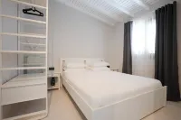 Aegean Apartments - Marina & Chios Island View