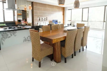 Magenta Hill View Villa 6 Bedrooms with a Private Swimming Pool and Movie Room