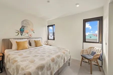 The Wharf 5D city apartment, overlooking Annabay, downtown Willemstad