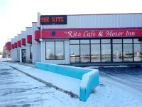 The Ritz Cafe and Motor Inn - parkir