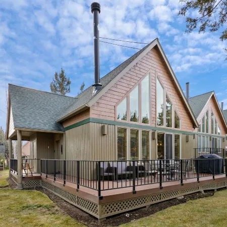 Deer Park Cabin 3 Bedroom Home by RedAwning