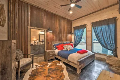 Luxury Cabin in the Woods w/ Hot Tub & Yard Games! فنادق في 