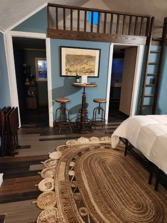 Muskegon Lake View Loft studio/kitchenette Отели рядом с достопримечательностью «Беюкма Плейфилд»