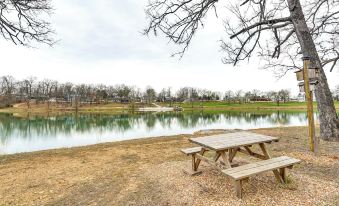 Truman Lake Retreat: Large Deck & On-site Fishing!