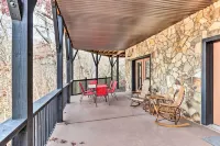 Deck & Game Room: Blue Ridge Mountain Cabin! - Wifi