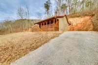 Cozy Waverly Cabin w/ Fireplace & Deck! - Wifi