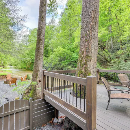 Deck & Fire Pit Bliss: Mountaintown Creek Cottage!