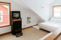 Private Hot Tub & Fireplace, Steps to Lift & Bike Trails, Short Drive to Golf.