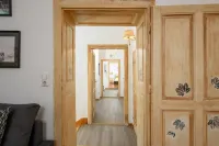 適合6人的寬敞兩臥室住宿，位於梅德林市中心 默德靈住宿飯店