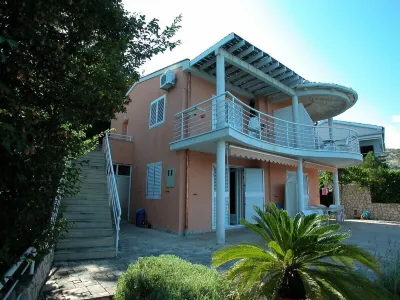 House Mejra 2 Отели в г. 