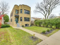 Family Apartment w/ Deck + Yard Near Northwestern Hotels in Skokie