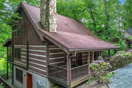Hot Tub, Pool Table, and Cozy Fireplace - Charming Cabin Retreat
