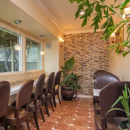 The Vendange Carmel Inn & Suites Отели рядом с достопримечательностью «Пляж Кармел»