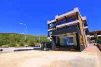 Hotel Citrus Hotels near Plazhi i Pasqyrave
