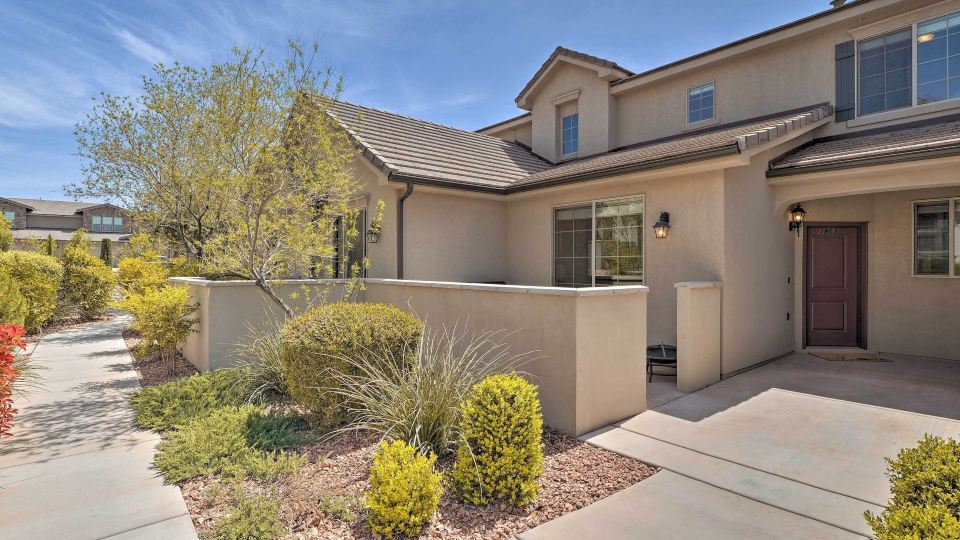 'Blue Sky Get-a-Way' Townhome w/ Patio, Grill