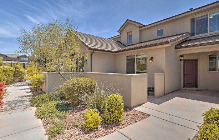 'Blue Sky Get-a-Way' Townhome w/ Patio, Grill