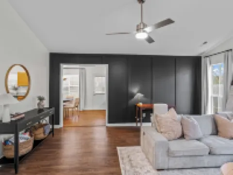 Stylish 3-bedroom home in central Cornelius-Chalkboard Wall-Firepit-Grill & more Hotels in Cornelius