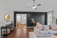 Stylish 3-bedroom home in central Cornelius-Chalkboard Wall-Firepit-Grill & more Hotels in Cornelius