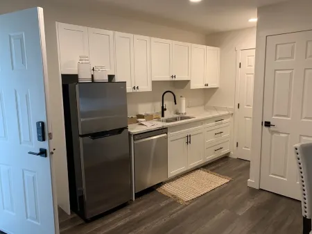 Cozy Studio Apartment in Qualicum BeachAngels Inn Studio Apartment. Отели в г. Nanaimo G