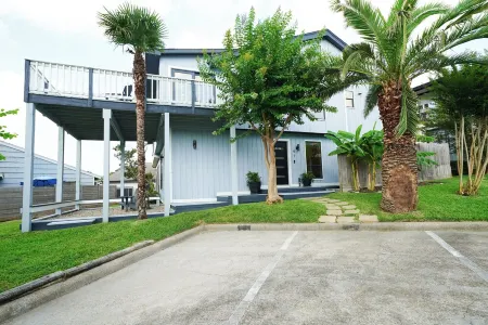 Lake Conroe Retreat. Stunning Views & Private Deck