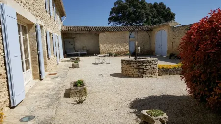 Mas in Luberon park, 4 km from Gordes, private pool, panoramic view Отели в г. Кабриер-д'Авиньон