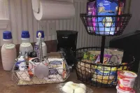 Cozy Rosecrest Suite, 1 min to I-75, full kitchen, sleeps 4, Safe area