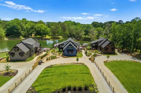 Blue Heron & Gray Fox by Avantstay 2 Lakefront Homes, Sleeps 44 Pool, Dock, Theater