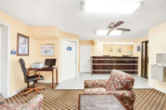 Days Inn & Suites by Wyndham Athens Alabama