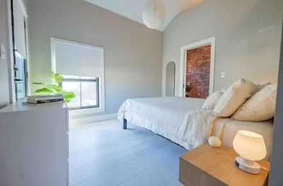 Private 2 Level Apartment with Hot Tub in Tremont โรงแรมใกล้มหาวิทยาลัยคลีฟแลนด์สเตต