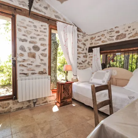 Le Bois d'Amour Hotels in Apt