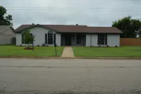 Spacious Home w/ Yard · 15 Min to Fort Worth Fun
