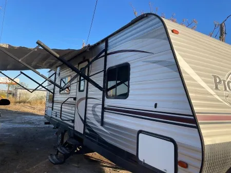 Cozy 1 1/2-bedroom caravan with WiFi, AC in nice Eagle Pass
