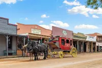 Comfy West Cabin nestled in Tombstone's Historic District! Pet Friendly!