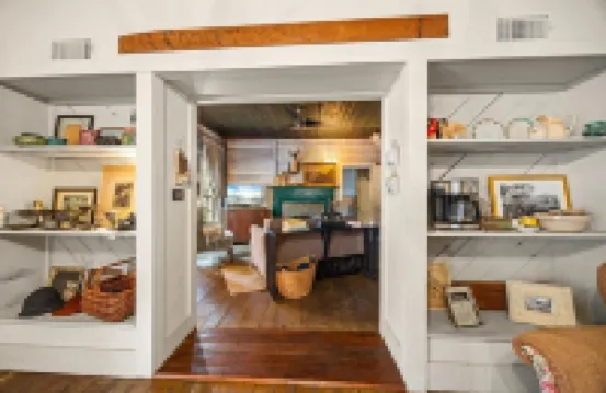 Historic Home: Walking distance to historic square, beach, & hiking trail!