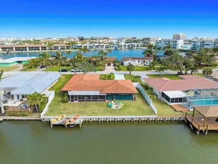 No.162 - Eclectic designer MCM canal-front home blocks from beach, sun, and fun! Отели в г. Коко-Бич