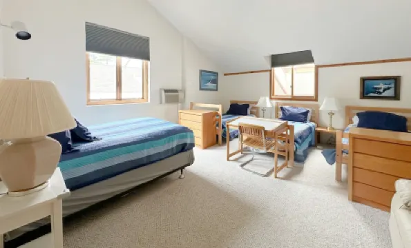 Roomy Family Getaway at base of White Mountains - Sleeps 7!