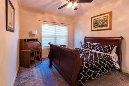 Low Country Dawg House Stunning Walking Trails! Отели в г. Атенс