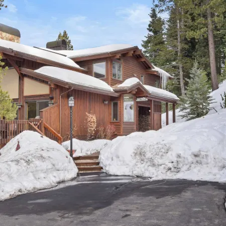 Wulf's Lodge at Olympic Valley Unwind in Hot Tub! Отели в г. Скво-Вэлли