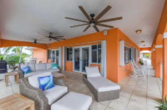 Waterfront Key Colony Beach, Pet-Friendly, Pool, Hot Tub, Deepwater 150 ft Dock Hotels in Key Colony Beach