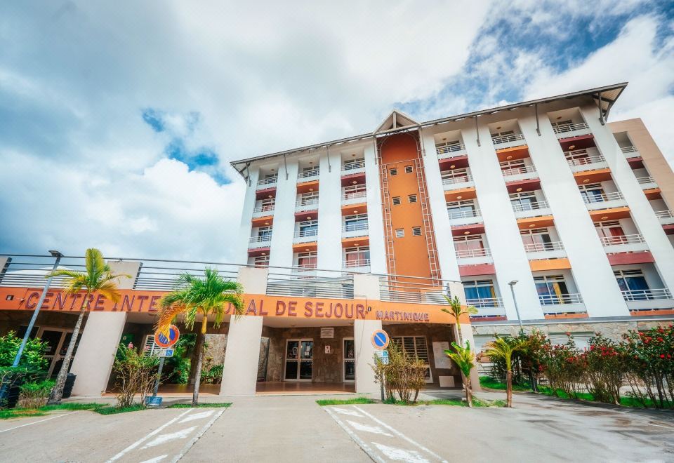 1. 센터 인터내셔널..