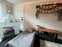 Peaceful Private Lane, Minutes to Airport, Modern & Cozy