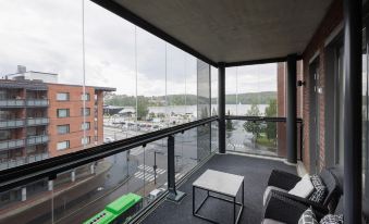 Spacious 2BR Apt - Lake View & Sauna